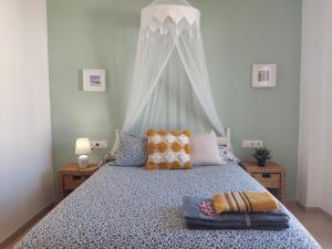 Кровать или кровати в номере Ático con encanto en Cabo de Gata. A 100m de la playa.
