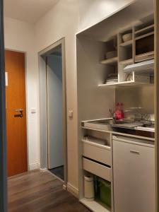 une cuisine avec un évier et une cuisinière dans l'établissement Apartment am Bocksberg, à Hahnenklee 11 autres photos