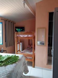 een slaapkamer met 2 stapelbedden in een kamer bij Pousada da Lurdinha in Lençóis