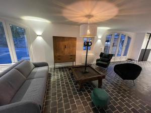 a living room with a couch and a table at Gîte le belloy'Zo in Belloy sur Somme