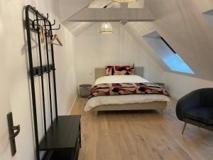 a bedroom with a bed in a attic at Gîte le belloy'Zo in Belloy sur Somme