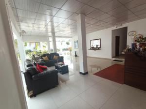 The Bamboo Tree Transit Hotel في كاتوناياكى: غرفة معيشة مع كنبتين وأريكة