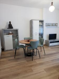 uma sala de jantar com mesa e cadeiras em Appartamento Ottoboni,Centro Storico em Pordenone