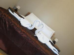 a bed with two swans made out of towels at Appartamento Ottoboni,Centro Storico in Pordenone
