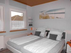 Tempat tidur dalam kamar di Ferienwohnung Schöne Aussicht