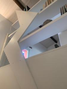 - un escalier blanc dans une chambre avec plafond dans l'établissement La casetta rossa, à Rimini