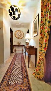 明斯特的住宿－Golden Treasure Superior，走廊上设有桌子和地毯的房间