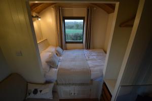 Postel nebo postele na pokoji v ubytování Forton House Shepherd's Huts