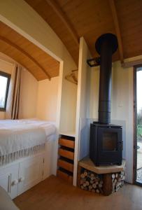 Postel nebo postele na pokoji v ubytování Forton House Shepherd's Huts