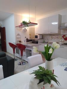 Η κουζίνα ή μικρή κουζίνα στο Rami di Corallo Appartamento con Parcheggio Privato ----------