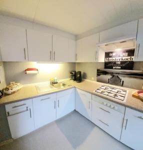 Η κουζίνα ή μικρή κουζίνα στο Ferienhaus Strauss nahe der Kyffhäuser Therme