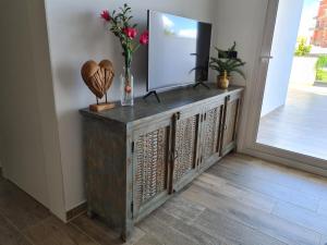 A television and/or entertainment centre at Residence Bali