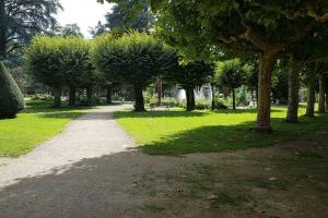 En trädgård utanför L'appartement du Jardin Perdoux