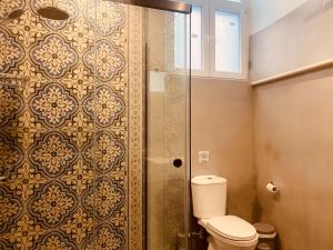 Phòng tắm tại Mouragia House +32 ảnh