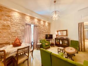 Khu vực ghế ngồi tại Mouragia House