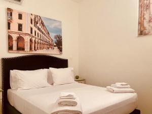 Giường trong phòng chung tại Mouragia House