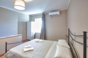 1 dormitorio con 1 cama con 2 toallas en LA CASA DEL BORGO, en Campoli Appennino