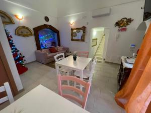 a kitchen and living room with a table and chairs at Il Borgo Antico B & B in Capurso