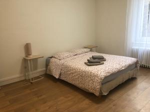 a bedroom with a bed with two towels on it at Appartement T2 proche gare - DABNB in Limoges