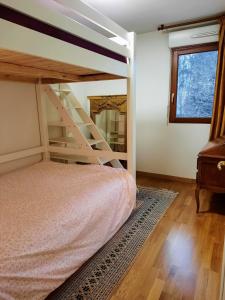 een slaapkamer met een stapelbed en een ladder bij Entre Lac d'Annecy et montagnes, golf et parapente à pieds in Talloires