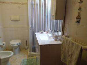 A bathroom at Rami di Corallo Appartamento con Parcheggio Privato ---------- Még 37 kép