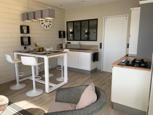 Kitchen o kitchenette sa Marina MANZANA, Appartement neuf, vue mer exceptionnelle - LUXE