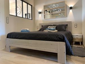 1 dormitorio con 1 cama en una habitación con espejo en Marina MANZANA, Appartement neuf, vue mer exceptionnelle - LUXE, en Saint-François