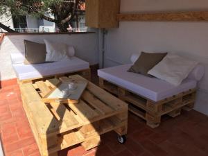 two beds and a coffee table on a patio at Apartamento Centrico con Terraza in Platja  d'Aro