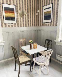 Valldal Fjord Lodge B&B في فالدال: غرفة طعام مع طاولة بيضاء وكراسي