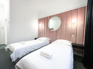 Łóżko lub łóżka w pokoju w obiekcie Apartamenty Stary Browar Oleśnica