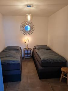 a bedroom with two beds and a chandelier at Meet & Greet am Radfernweg E-Bike modern in Erfurt