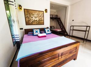 een slaapkamer met een groot houten bed in een kamer bij Pepper Garden Resort in Ella