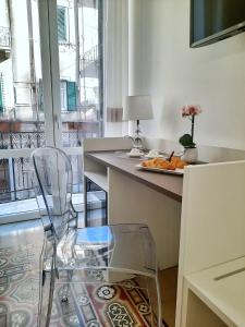 une chaise assise à côté d'un comptoir avec une table dans l'établissement Ai Quartieri, à Palerme