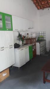 Una cocina o zona de cocina en Casa folha verde