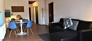 a living room with a black couch and a table at Vilamoura Garden House - Golf & Beach in Vilamoura