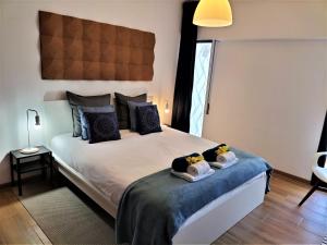 a bedroom with a bed with two stuffed animals on it at Vilamoura Garden House - Golf & Beach in Vilamoura