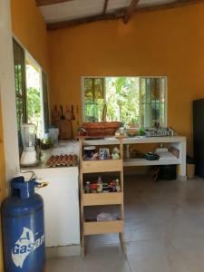 cocina con encimera y ventana grande en Cabaña cerca al mar - A 200 mts, en Coveñas