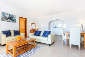 ein Wohnzimmer mit 2 Sofas und einem Tisch in der Unterkunft CoolHouses Algarve Luz , 2 Bed apartment w/ sea view, Blue Ocean View (4972/AL) in Luz