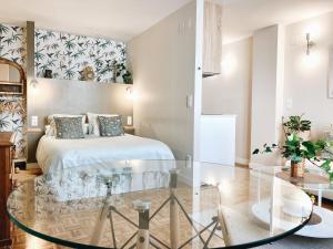 1 dormitorio con cama y mesa de cristal en Puerta al cielo Suite, en Burgos