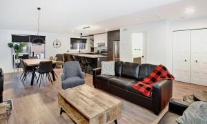 un salon avec un canapé et une table dans l'établissement 19 Chemin des Cascades, à Stoneham