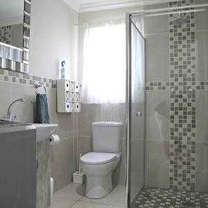 Kylpyhuone majoituspaikassa Allalapstix