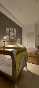 sypialnia z 2 łóżkami w pokoju w obiekcie Tere Suite w mieście Napoli