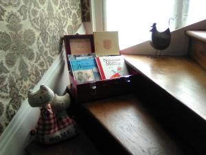 a book box sitting on a bench with books at L'Ajoussienne in Ajou