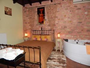 um quarto com uma cama e uma banheira em Junior Suite Selini for 2 people em Vytina