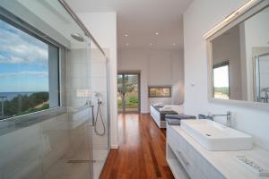 łazienka z dużym oknem i umywalką w obiekcie Baklava Villa w mieście Fiskardo