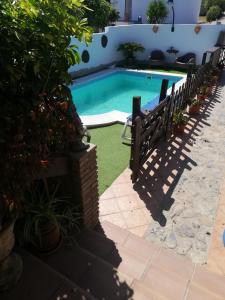 una piscina en un patio con una valla alrededor en FINCA LOS CHATOS en Cádiz