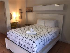 een slaapkamer met een bed met een handdoek erop bij Krymwood Flats Wynwood - By RocketStay in Miami