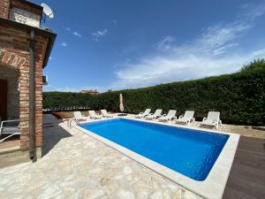 Bazén v ubytování Paradise Villa Cassonni Istria 4 Stars nebo v jeho okolí