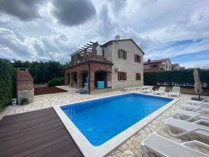 Bazén v ubytování Paradise Villa Cassonni Istria 4 Stars nebo v jeho okolí
