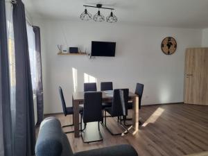 ein Esszimmer mit einem Tisch und Stühlen in der Unterkunft Apartmán Katka in Frymburk